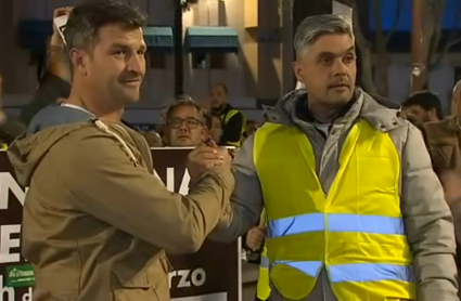 Juan Francisco Rodríguez Chamorro, de ASEPREX, y Germán Martínez, de la Plataforma  Plataforma Nacional en Defensa del Transporte de Mercancías por Carretera en Extremadura, simbolizando su unión en las reivindicaciones