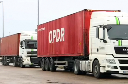 Camiones estacionados por el paro convocado hoy por parte de la patronal del transporte