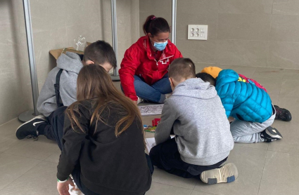 Cruz Roja con niños refugiados de Ucrania en Olivenza