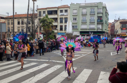 Desfile de comparsas en Navalmoral de la Mata