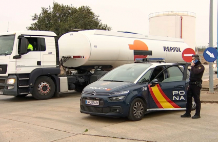 Escolta policial a un camión cisterna con suministro de gasóleo
