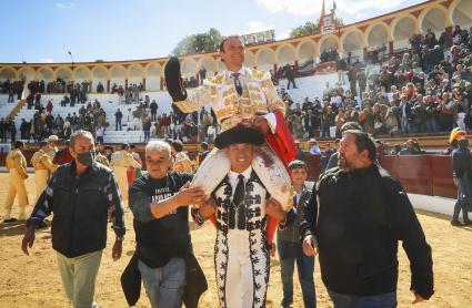 El diestro Antonio Ferrera sale a hombros de la plaza de Olivenza, donde este domingo se ha enfrentado a seis toros de la ganadería de Victorino Martín, en la Feria de Olivenza 2022 en su 31 edición.