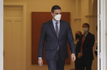 El presidente del Gobierno, Pedro Sánchez sale a recibir al primer ministro de la República de Croacia, Andrej Plenković (no en la imagen) en el Palacio de la Moncloa este miércoles. 