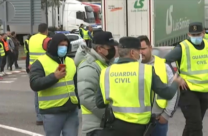 Guardia Civil y piquetes de transportistas