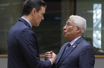 El presidente del Gobierno de España, Pedro Sánchez, junto al primer ministro de Portugal, Antonio Costa