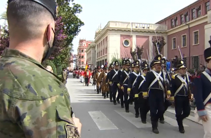Desfile de los recreadores por la avenida de Huelva en Badajoz 