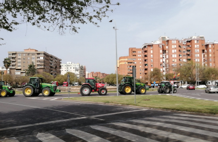 Tractores participando en la marcha lenta de Badajoz para exigir bajadas de impuestos a los carburantes