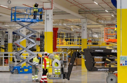 Operarios trabajando en el interior de un centro logístico de Amazon en España