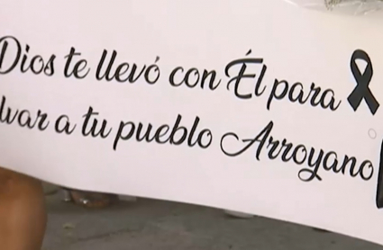 Cartel en el que pone "Dios te llevó con Él para salvar a tu pueblo Arroyano"