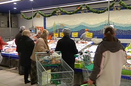 Consumidores comprando en un supermercado
