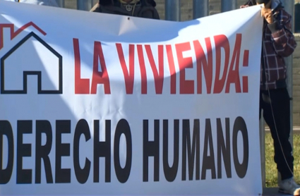 Pancarta Campamento Dignidad Extremadura. La vivienda: Derecho Humano