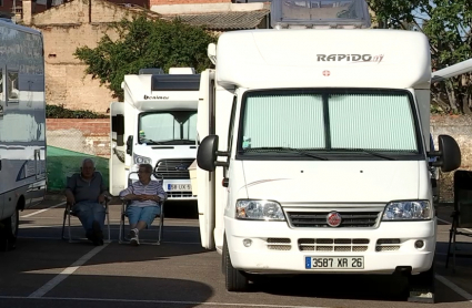 Pareja pasando la tarde en el párking de autocaravanas de Badajoz