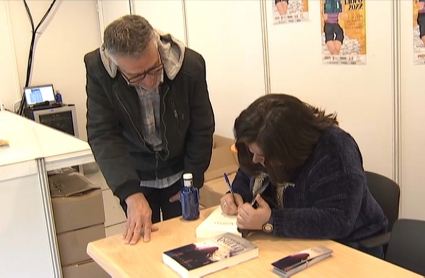 Elena Campos firmando ejemplares de 'Guerreros del Anillo: el legado del agua' en la Feria del Libro de Cáceres