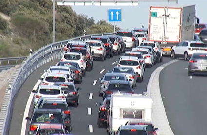 Coches parados por el atasco en la A5 a la altura de Navalmoral de la Mata