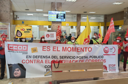 Representantes de UGT y CCOO durante su encierro