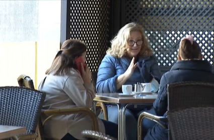 Gente sin mascarilla en un bar