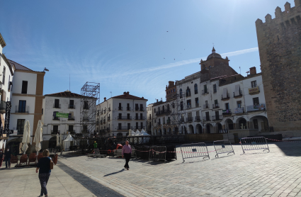 Imagen de la Plaza Mayor en la que se desmontaba esta mañana el escenario del Festival Womad