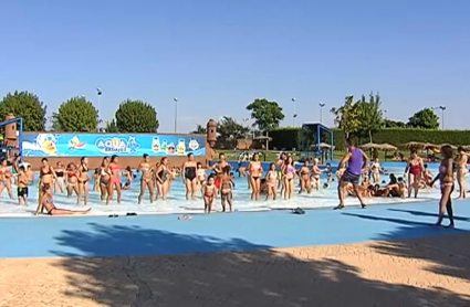 Un monitor deportivo imparte una clase en la piscina de olas de Lusiberia.