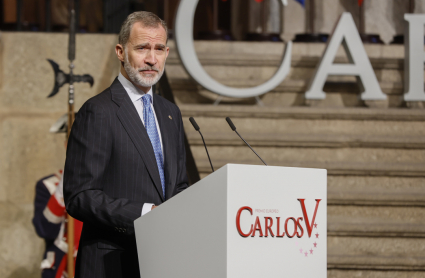 El rey Felipe VI (d) durante la entrega del Premio Carlos V al Foro Europeo de la Discapacidad este miércoles en la localidad de Cuacos de Yuste, Cáceres. 