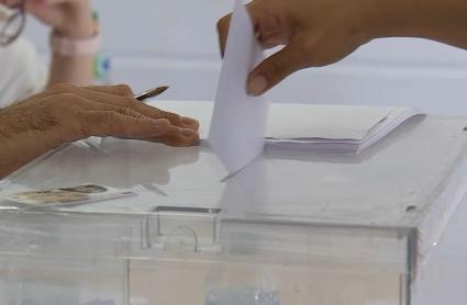Un agricultor deposita un voto en las elecciones al campo