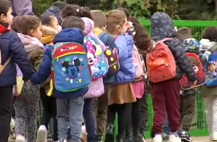 Niños haciendo cola para entrar en el colegio