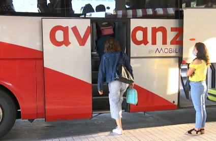 Extremeños subiéndose al autobús para viajar a Madrid