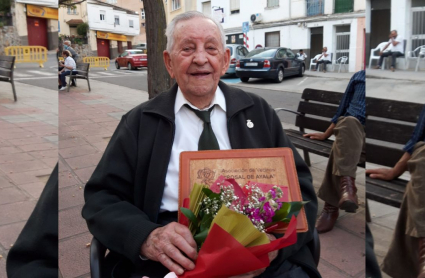 José, con su placa conmemorativa y su ramo de flores para celebrar sus 102 años