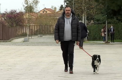 Turista paseando con su perro