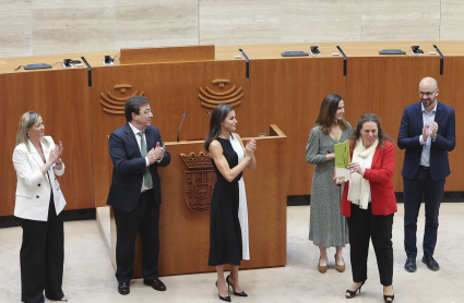 La reina Letizia junto a la alcaldesa de Mérida en funciones, Carmen Yáñez (2d), durante la XXX reunión del Consejo del Real Patronato sobre Discapacidad y la entrega de los Premios Reina Letizia 2021 este miércoles en Mérida.