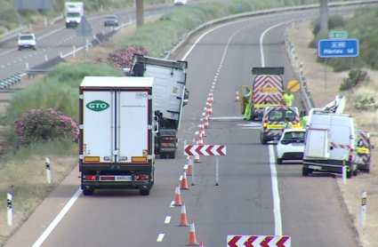 Camión accidentado en la autovía