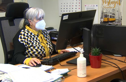 Trabajadora de la Administración General de la Junta usando la mascarilla