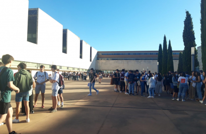 Alumnos esperando en la entrada de la Facultad para realizar los exámenes de la EBAU