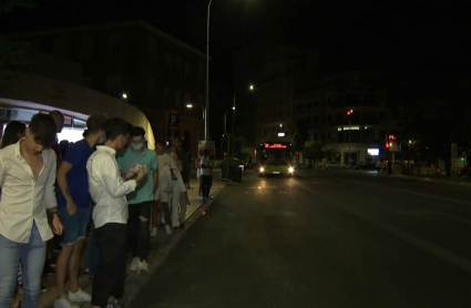 Gente esperando autobuses