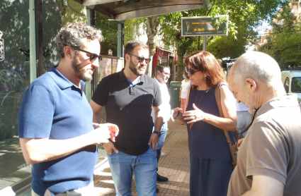 El alcalde de Cáceres, Luis Salaya, y el concejal de Servicios Públicos, Andrés Licerán, junto a los concejales de UP, Consuelo López e Ildefonso Calvo.