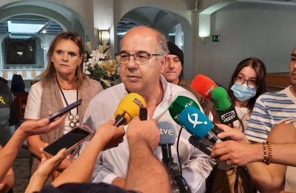 El director general de Política Forestal, Pedro Muñoz, atiende a los medios en Badajoz