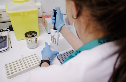 Una técnico de laboratorio prepara una PCR para el análisis de la viruela del mono