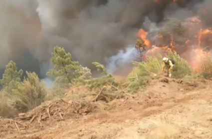 Bomberos trabajando en Las Hurdes