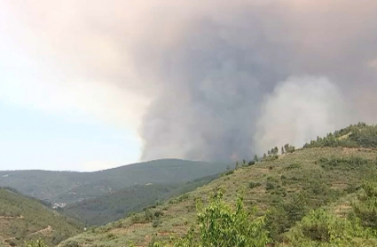 Gran columna de humo en la comarca de Las Hurdes 