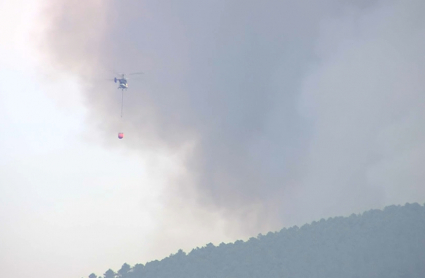 Helicóptero luchando contra las llamas