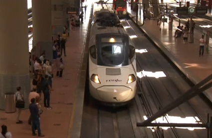 El Alvia extremeño, entrando en la estación de Atocha con 71 minutos de retraso.