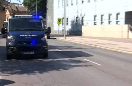 Furgón policial con los dos detenidos entrando en los juzgados de Cáceres