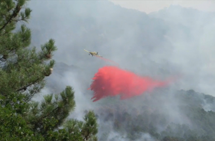 Helicóptero sofocando el fuego en el incendio forestal de Santa Cruz del Valle