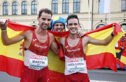 Álvaro Martín Uriol (izquierda) junto a Diego García tras quedar primero y tercero del Campeonato Europeo de 20 kilómetros marcha