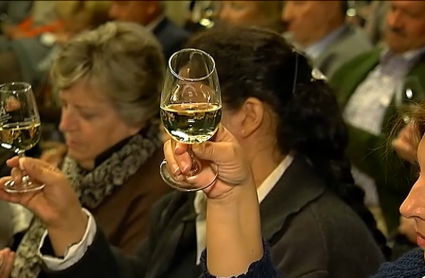 Mujeres catando copas de vino blanco