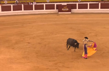 Miguel Ángel Perera con el capote en el primero de la tarde