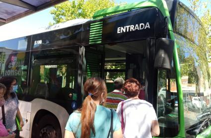 Pasajeros del autobús urbano de Cáceres