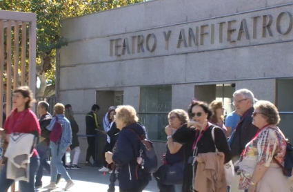 Turistas en la entrada del Teatro Romano de Mérida