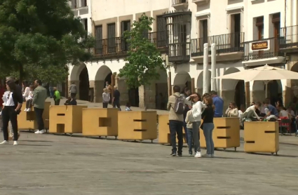 Plaza mayor de Cáceres repleta de turistas