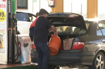 Portugueses compran bombonas de butano