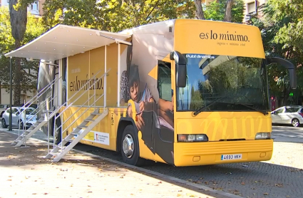 Autobús informativo sobre el ingreso mínimo vital estacionado en Badajoz 